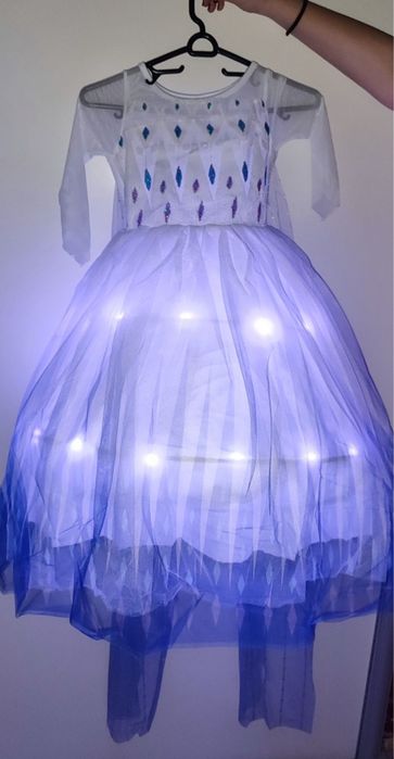 Светеща рокля на ЕЛЗА с два подаръка: светещ ластик и корона