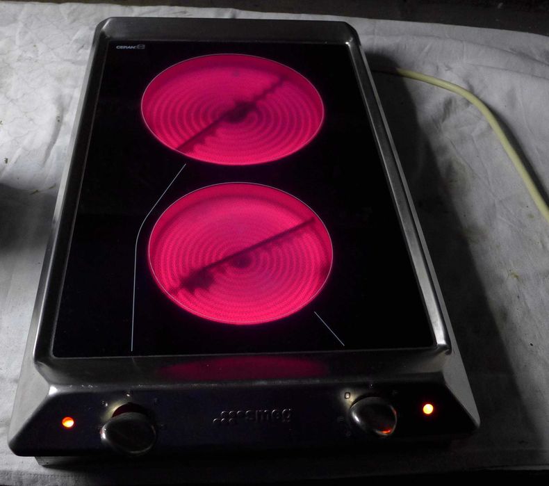 Качествен двоен керамичен котлон Smeg Italy