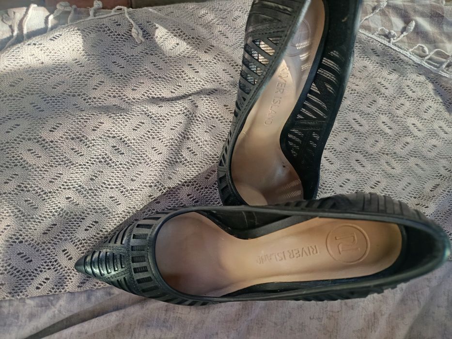 Vând pantofii de damă superbi din piele naturala model deosebit