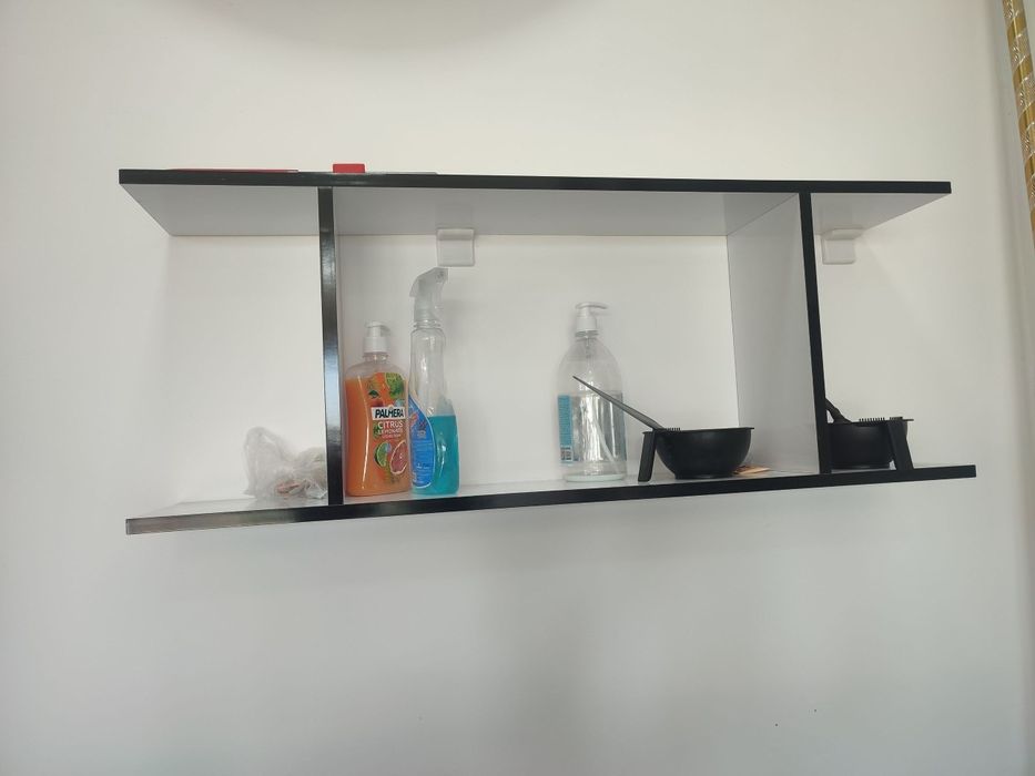 Продаются полки для парикмахерской