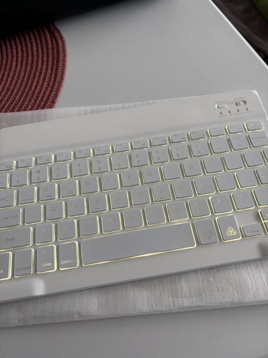 Tastatura bluetooth noua