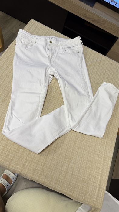 Боди  и бели дънки  на на Avin . Риза на Hugo с етикет