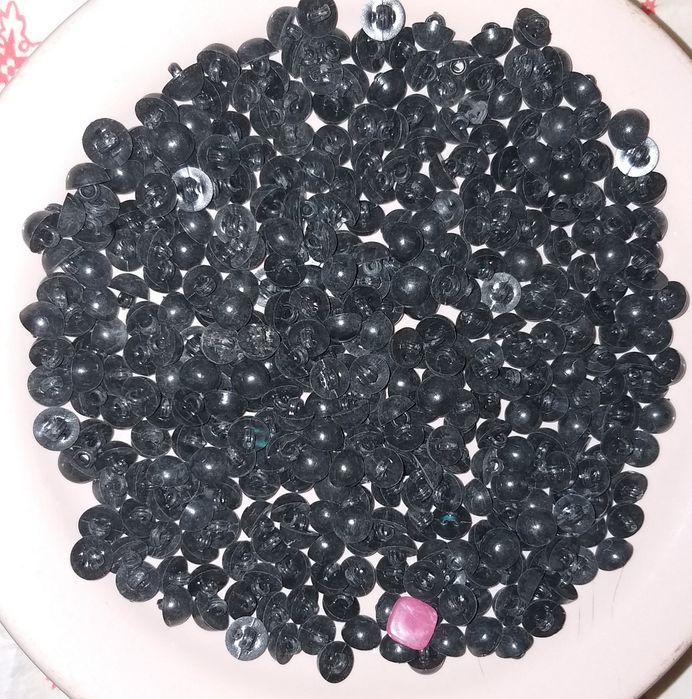 Вешалки, пуговицы.