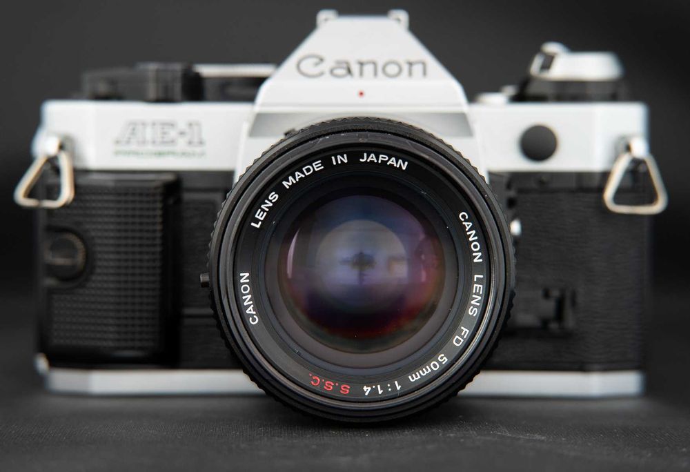 Aparat fotofilm Canon AE-1 Program cu obiectiv Canon 50mm 1.4 S.S.C