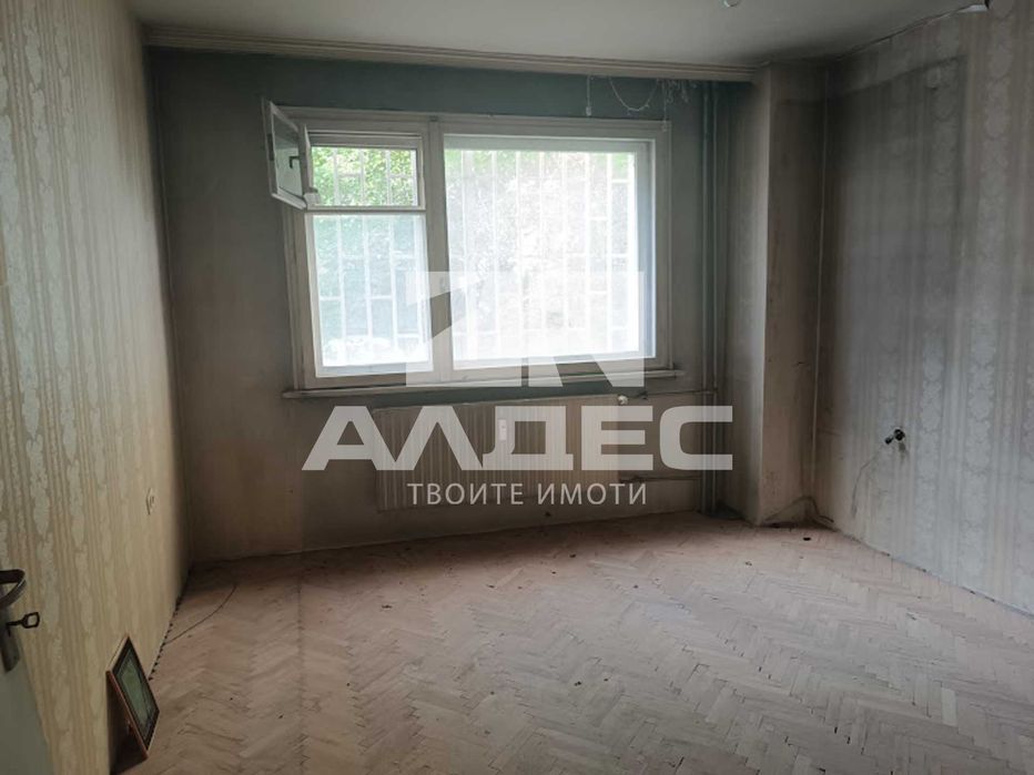 Продава се партерен тристаен ап. в Мед. Академия!