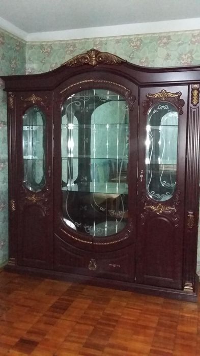 Продам сервант. Телевизор Rolsen в подарок.