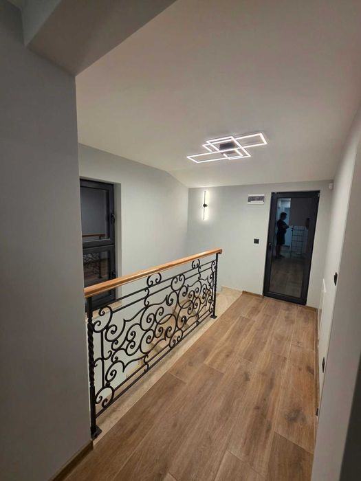 Продавам луксозна триетажна къща в кв.Бояна