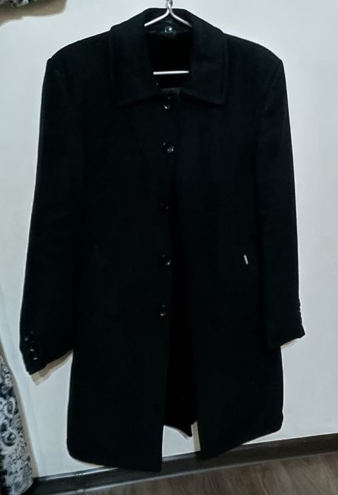 Yigitlar kiyim almashtirish xonasida yalangoch