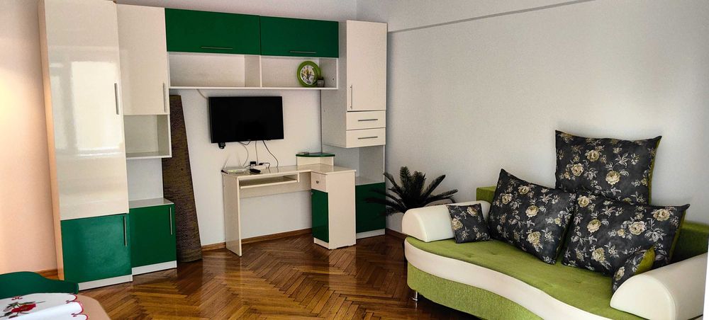 Închiriez garsoniera, super central, et 1