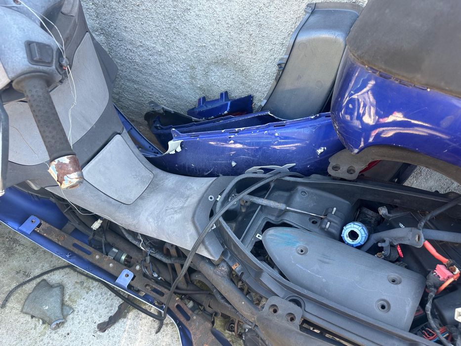 2 Scuter ,1 piagio x9 250 cmc ,1 aprilia leonardo de 125 cmc + moped