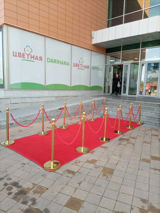 Аренда прокат красные дорожки парфлексы церем набор фан барьеры