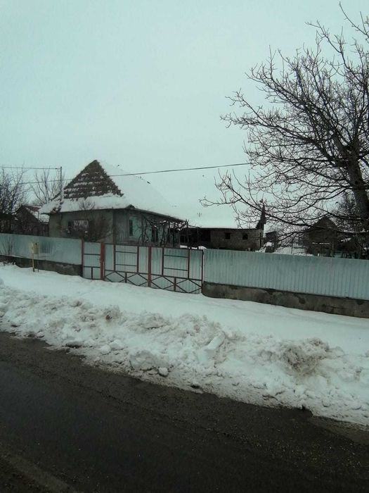 Casa de vanzare la țară - cu teren și utilitati