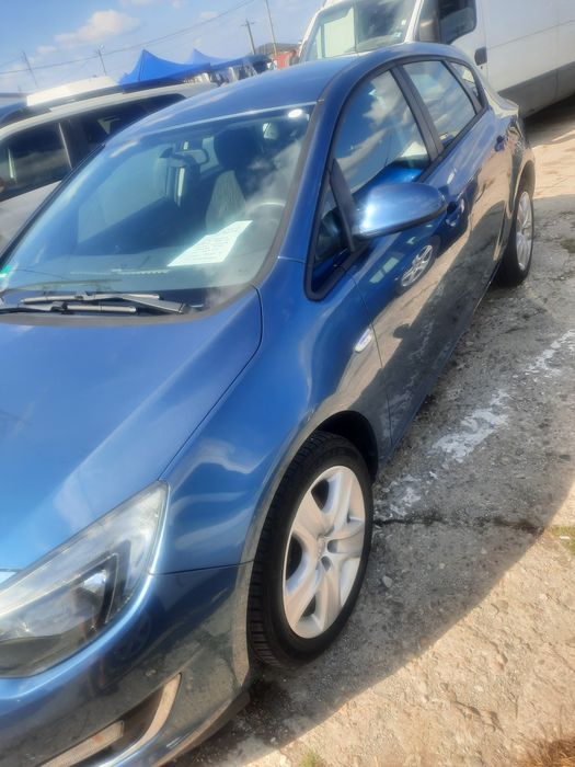 Opel astra j limuzină