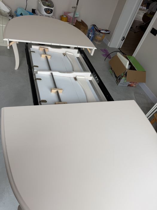 Продам бежевый стол