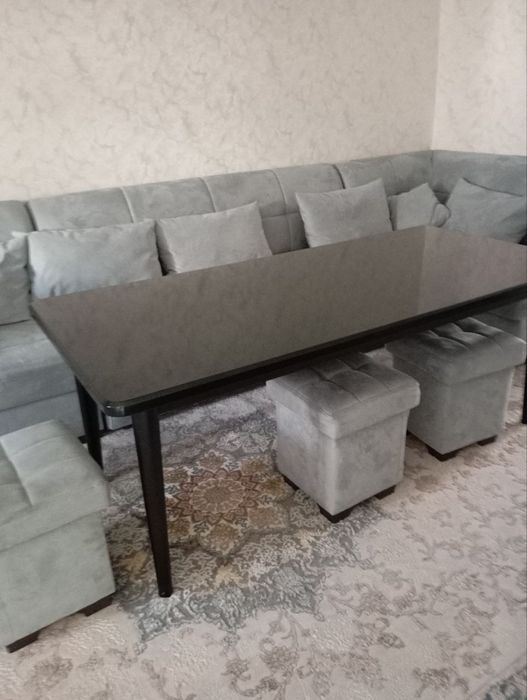 Обеденный стол для зала или гостиной