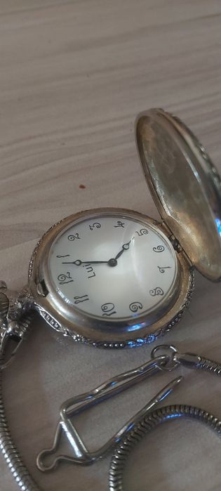 Продавам двата джобни часовника. Може заедно или по отделно.