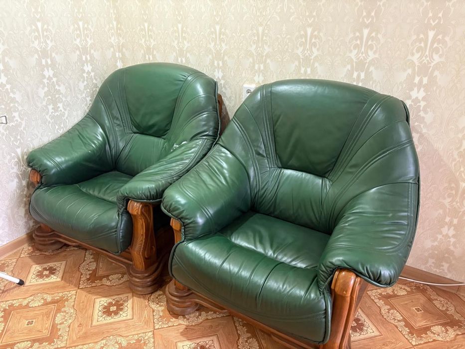Продам кожаный диван с 2 креслами
