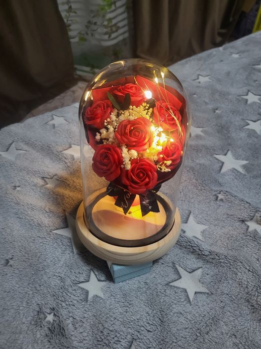 Прекрасные розы в колбе
