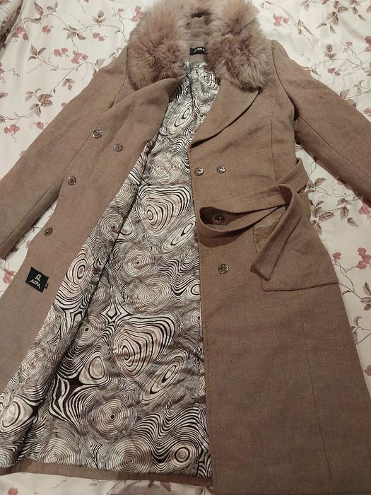 Пальто,  Азра Бренди