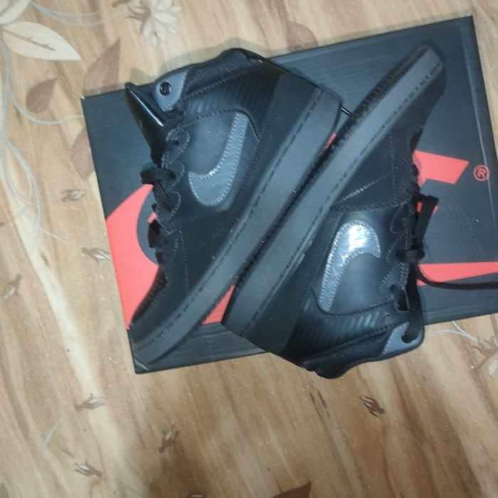 Кроссовки NIKE 35.5 размер новые