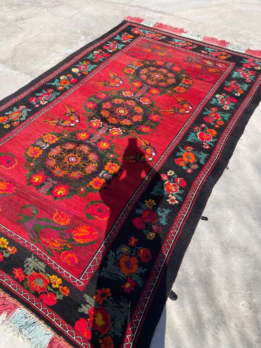 Қол кілем сатылады