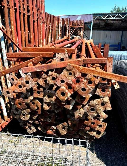 Schela completă de vânzare, popi 10 euro buc., Hasuri 25 euro i și podine metalice 25 euro buc., cu tot cu diagonale