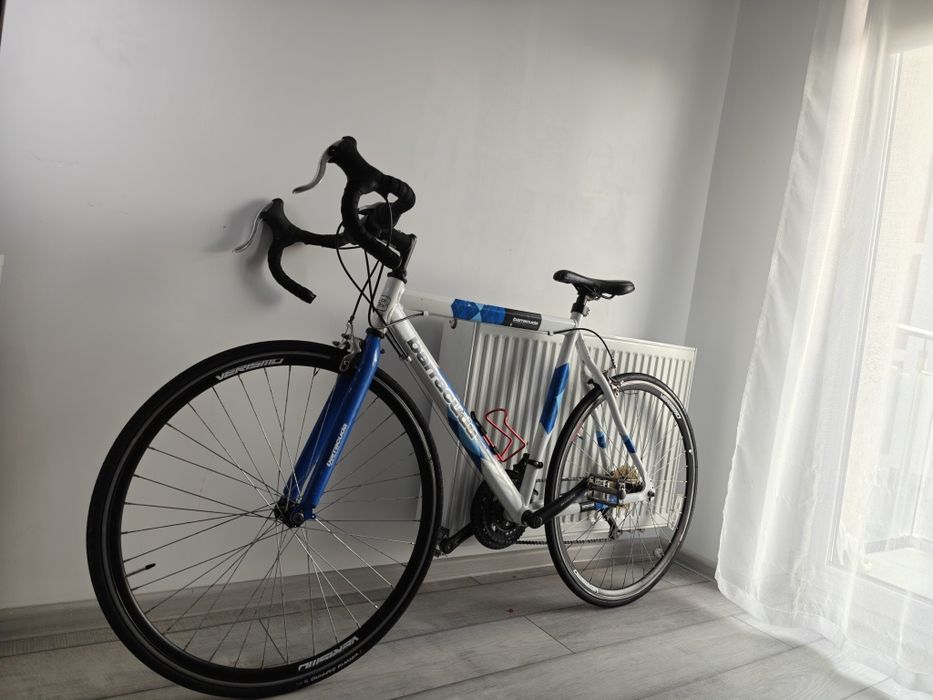 Cursieră Barracuda, 21 viteze (3x7), foarte rapidă, cauciucuri noi cumpărate pe 09.07.2026. Stare bună, gata de utilizare!