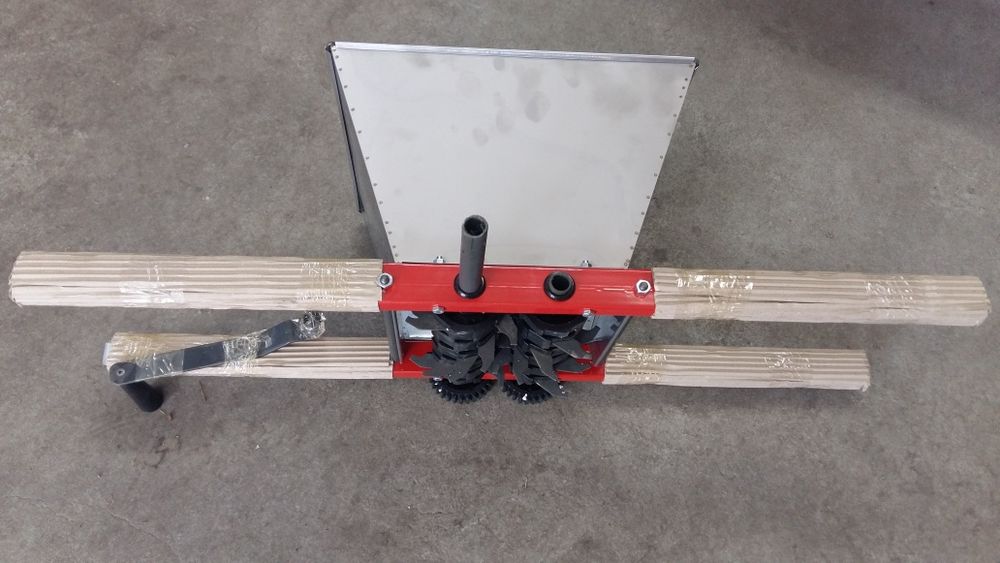 Продавам ръчна мелачка за плодове(ябълки ,дюли и круши)