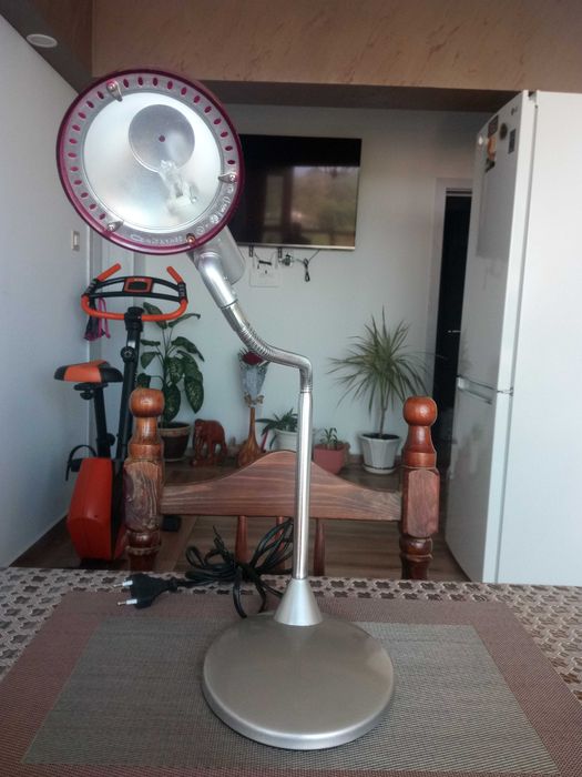 Стилна и красива ,настолналампа.