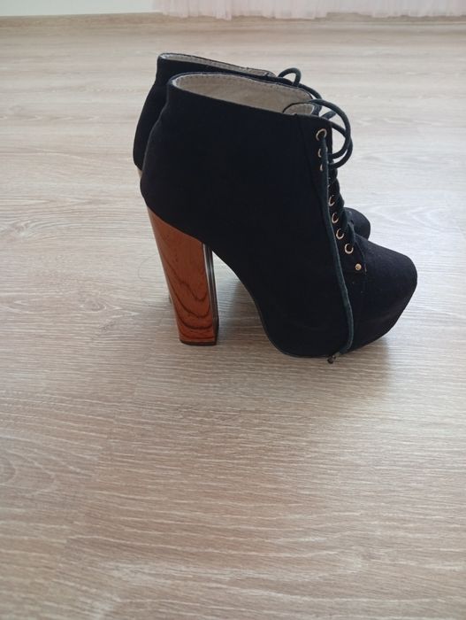 Продавам рокля с боти