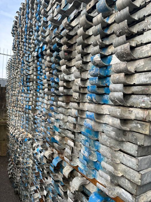 Popi metalici si schela