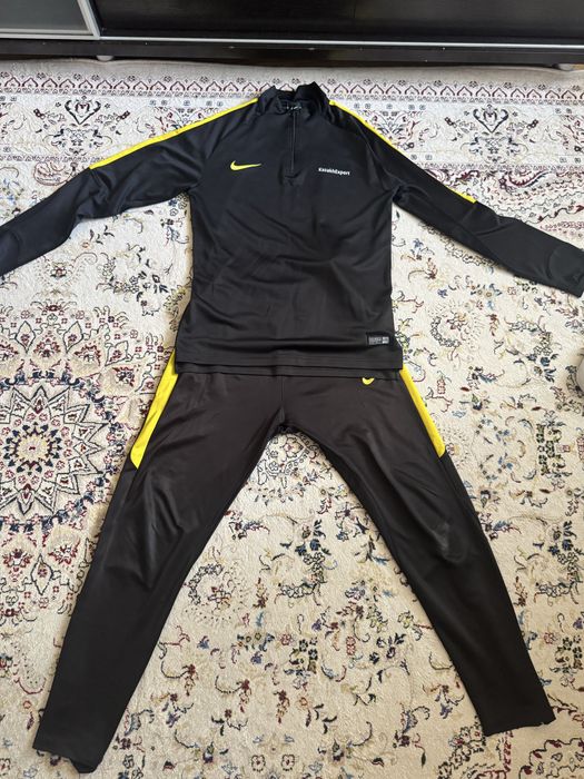 Продам спортивный костюм Nike