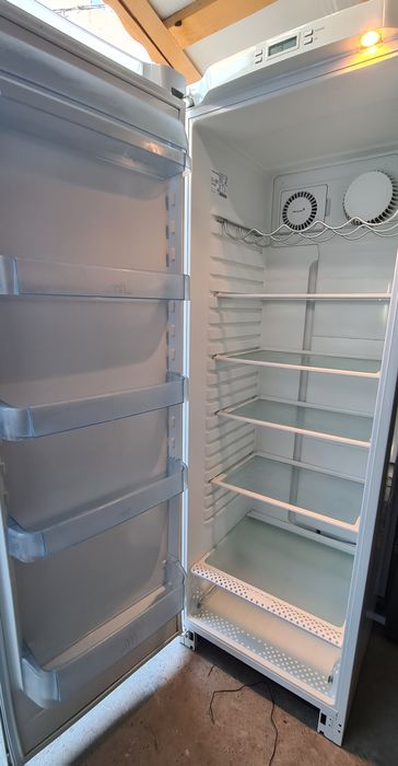 Хладилник с вентилатор Electrolux ERE38400W  180см А+