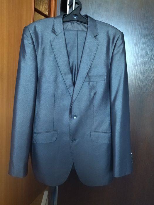 На парня костюм  двойка  46 размер .