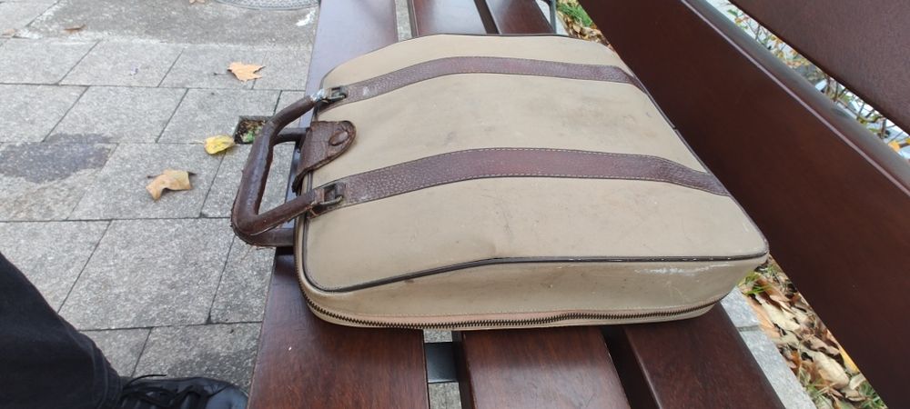 Vând  urgent mașină de scris OLLIVETA LETTERA 22 1949