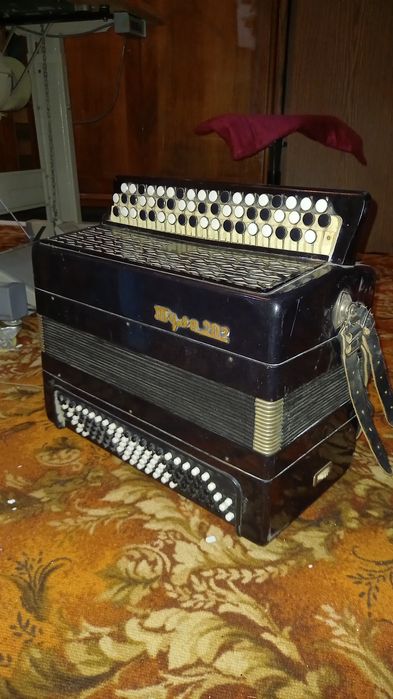 Garmon sotiladi garmoshka