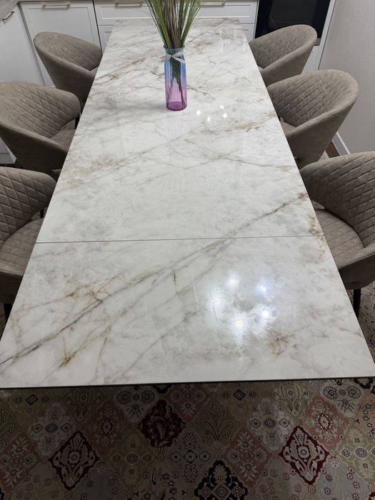 Стол вместе с стульями