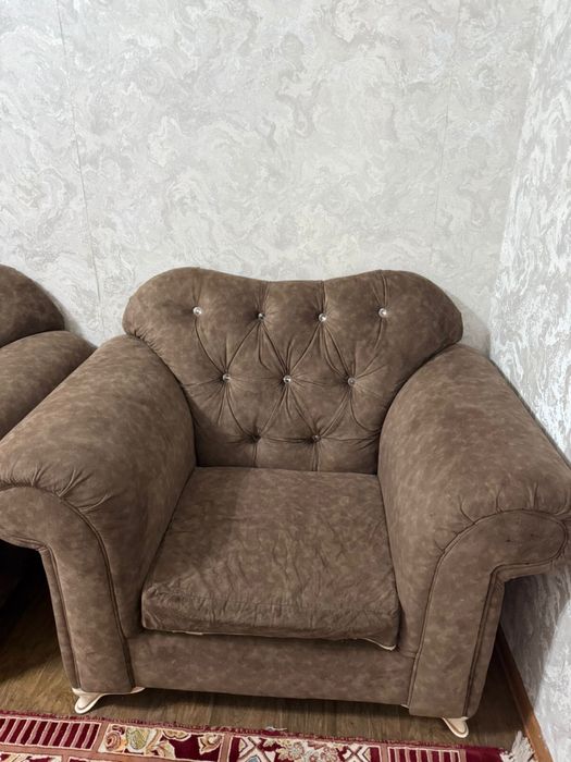 Срочно Диван комлект с двумя кресломи