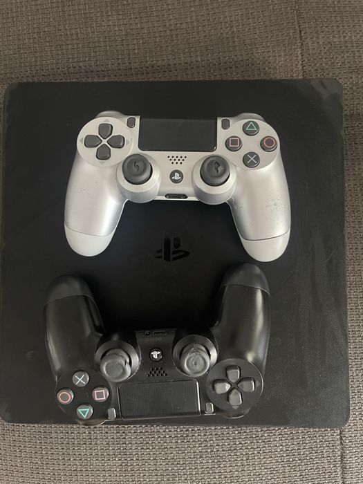 Ps4 cu 2 manete si 5 jocuri la alegere