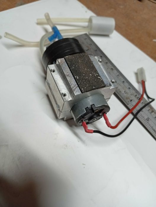 Продам Эл.двигптель с компрессором на 12вольт