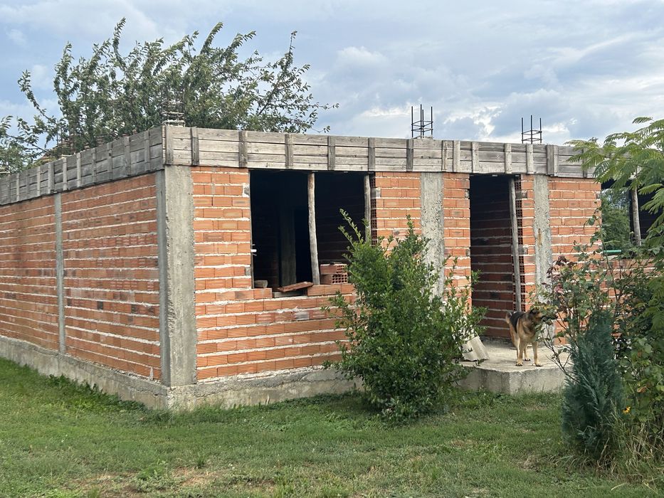 Продава се новострояща се къща