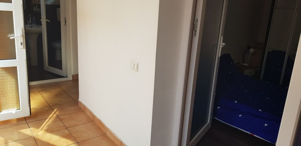 Inchiriere garsoniera decomandata la  casa cu curte  si garaj interior