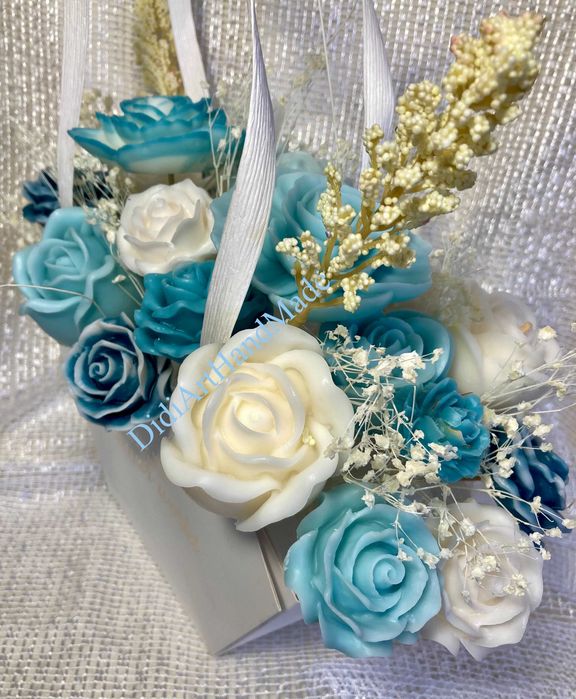 Луксозен букет от соеви  свещи в тюркоаз и бяло – ръчна изработка