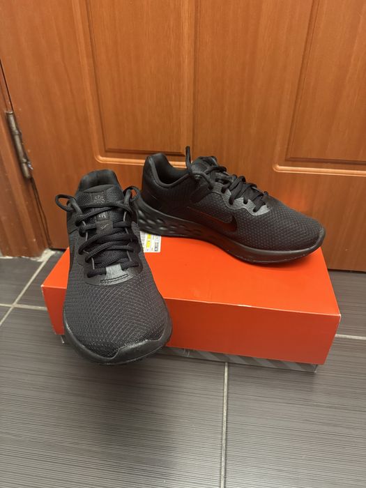 Чисто нови, обувки Nike.