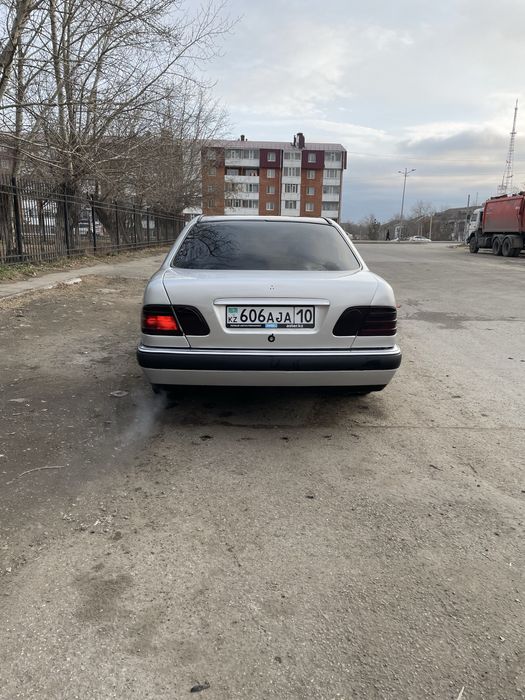 Продам мерс 210 автомат