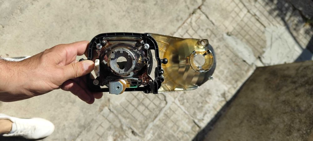 Продавам ксенонов фар БМВ Е83 на части