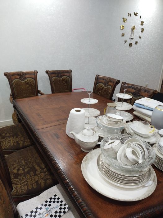 деревянный стол со стульями