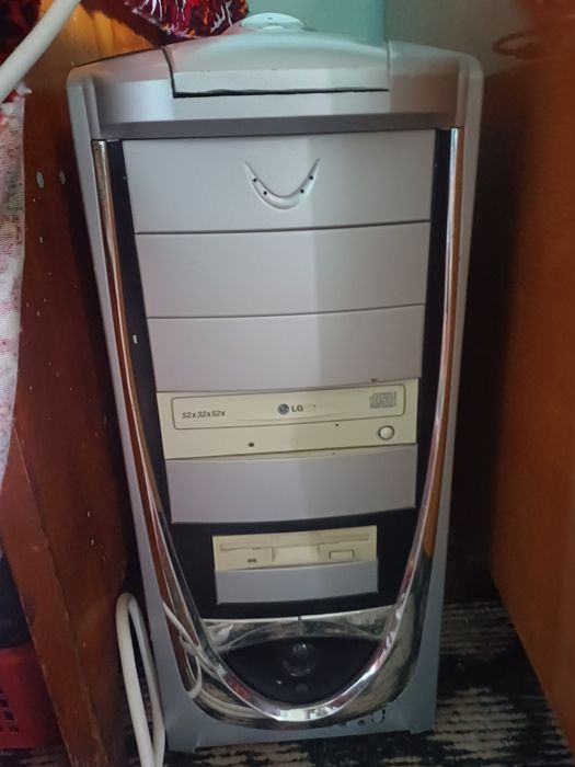 Компьютер LG с процессором, клавиатурой, камерой и 2 колонки