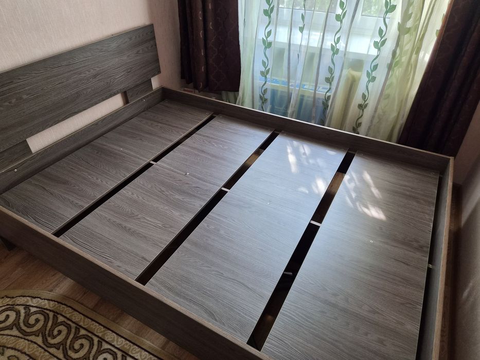 Двуспальная кровать