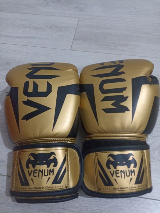 Боксёрский шлем и перчатки